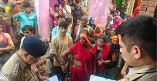 हत्या के बाद जांच करते पुलिस अधिकारी। जागरण