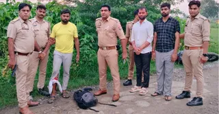 पुलिस हिरासत में खड़ा घायल आरोपित। जागरण