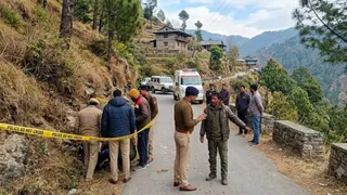 हिमाचल के सोलन में बेटे को बचाने गई मां की हत्या कर दी गई। (फोटो एआई से बनाया है)