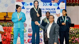गौतमबुद्ध नगर कमिश्नरेट की उपनिरीक्षक मधु सिंह को ताइक्वांडो इवेंट में स्वर्ण पदक जीतने पर हैदराबाद में सम्मानित करते अतिथिगण।