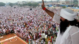 बाबा जय गुरुदेव आश्रम में भक्तों को आशीर्वाद देते पंकज महाराज।