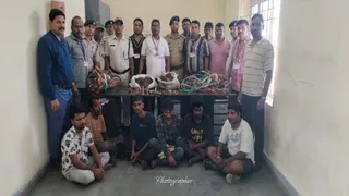 गिरफ्तार केबल चोरों के साथ आरपीएफ और सीआइबी की टीम। (फोटो साैजन्य)