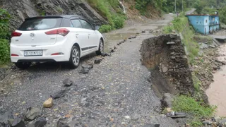 मालदेवता से धनोल्टी जाने वाला मार्ग हुआ क्षतिग्रस्त। जागरण