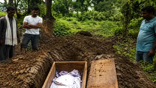 कब्र खोदकर शव देखते लोग। (एआइ फोटो)