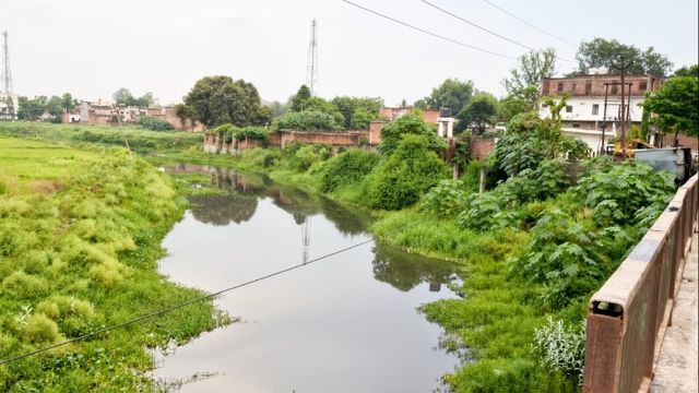 तमसा नदी के किनारों को खाली नहीं करा सकी कमेटी, अवैध निर्माण हटाने में प्रशासन की विफलता