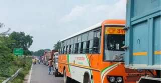 परियर-बिठूर मार्ग पर लगा जाम। जागरण