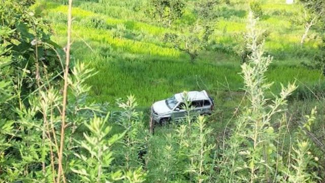 उत्तरकाशी के ब्रह्मखाल में सड़क से नीचे खेतों में जा गिरी कार, हादसे में 4 लोग घायल
