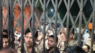 संग्रह अमीन संघ और लेखपाल संघ ने तहसील परिसर के मुख्य गेटों में ताला लगा दिया।