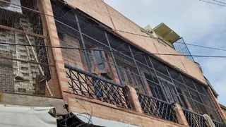 इसी मकान से छज्जा बंदरों की उछलकूद के चलते नीचे गली में जा गिरा।