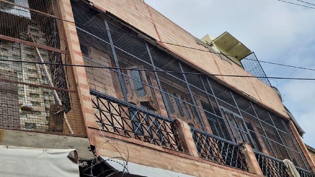 वृंदावन में टला बड़ा हादसा, बंदरों की उछलकूद से गिरा दुकान का छज्जा; गली से गुजर रहा राहगीर घायल