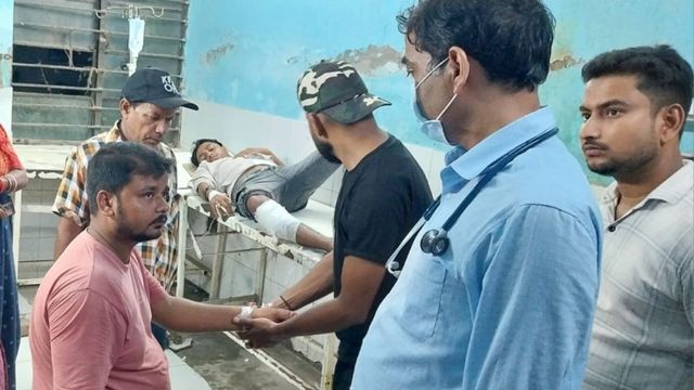 नरकटियागंज की अनोखी घटना, सांप ने काटा, युवक ने सांप को पकड़ा और पहुंच गया अस्पताल
