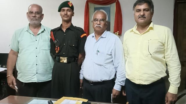 देश सेवा के लिए तैयार हापुड़ का लाल, लक्की बने अग्निवीर; कॉलेज में हुआ जोरदार स्वागत
