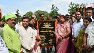 महापौर निर्मला देवी ने बुधवार को वैदिक मंत्रोचार के बीच ऑडिटोरियम के निर्माण कार्य का विधिवत शिलान्यास किया। फोटो: जागरण