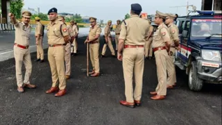 हाईवे पर कांवड़ यात्रा मार्ग का निरीक्षण करते एसपी लखन सिंह यादव। सौ. पुलिस