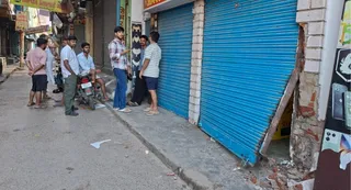दुकान का टूटा शटर। जागरण