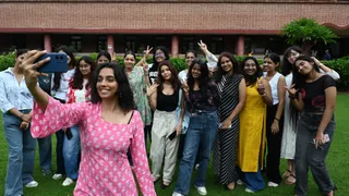 कालेज के पहले दिन डीयू के मिरांडा हाउस कालेज कालेज में सेल्फी लेती हुई छात्रा। जागरण