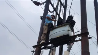 टीला मोड में फाल्ट ठीक करते कर्मी। सौ. सुधी पाठक