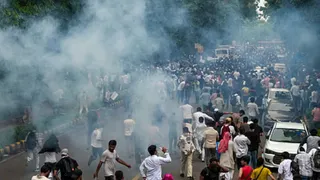 संसद मार्च के दौरान घायल महिला की कान की चोट को गोली लगने से जोड़ने के दावों पर आरएमएल अस्पताल ने स्पष्टीकरण दिया है।