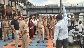 कांवड़ स्थल का निरीक्षण करते एसपी और अन्य पुलिस। फोटो:जागरण