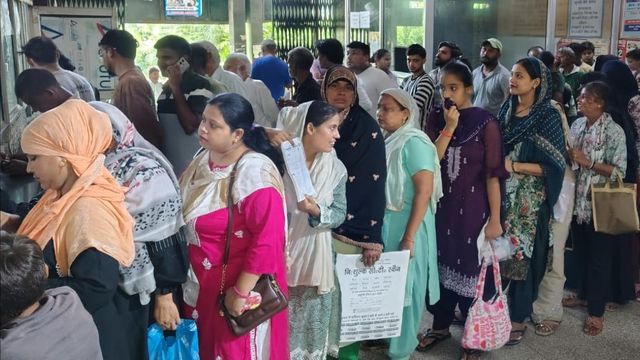 डॉक्टर साहब...! आंखें हो रही हैं लाल और गले में बढ़ रहा दर्द; बारिश के बाद हापुड़ में मौसमी बीमारियों का प्रकोप
