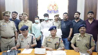 पुलिस लाइन स्थित सभागार में हत्याकांड, डाकघर चोरी व बैंक सेंधमारी की घटना का खुलासा करते एसपी। जागरण
