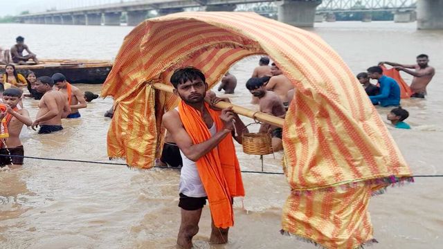 सावन की शुरुआत! कछला गंगा घाट पर इतिहास में पहली बार बना अस्थायी थाना, प्रयागराज महाकुंभ जैसा सुरक्षा घेरा