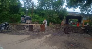 निर्माण कार्य के कारण खानीपुर फोरलेन के नीचे खजनी रोड को किया गया बंद। जागरण