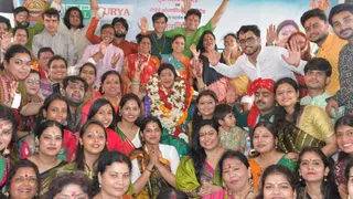 रविदास घाट पर गंगोत्री क्रूज में आयोजित ' रिमझिम बरसे बदरिया ' कार्यशाला के समापन पर शिष्याओं के साथ पद्मश्री मालिनी अवस्थी