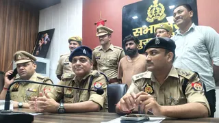 पुलिस लाइन सभागार में 25 लाख की टप्पेबाजी का राजफाश करते एसपी सिटी राजीव कुमार सिंह व सीओ रिफाइनरी प्रवीण कुमार सिंह।फोटो जागरण