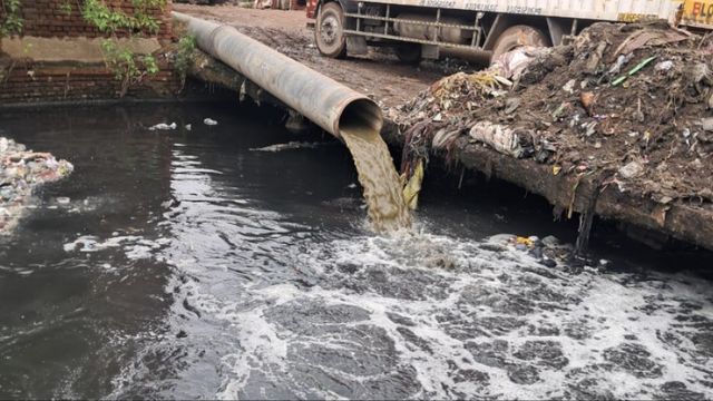 शालीमार गार्डन एसटीपी पाइपलाइन टूटी, नाले में बह रहा दूषित पानी; निवासियों की बढ़ी परेशानी

