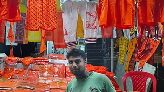 सेक्टर 27 अट्टा मार्केट में बिक रहे टी शर्ट और गमछे। जागरण