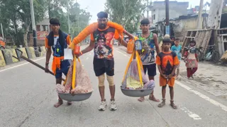 पालकी में मां और चाची को लेकर चल रहा कांवड़िया