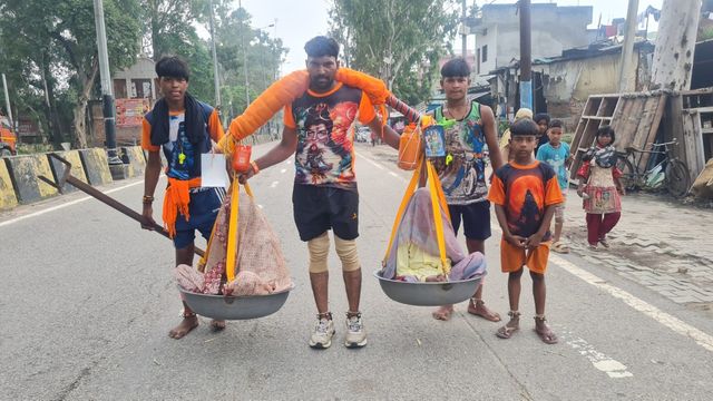 'श्रवण कुमार कांवड़': पालकी में मां और चाची को लेकर चल रहा कांवड़िया, सेवा और श्रद्धा की मिसाल देखकर लोग हो रहे भावुक 
