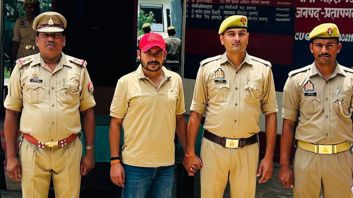 प्रतापगढ़ में गिरफ्तार हुआ 25 हजार का इनामी ड्रग माफिया, फर्जी लाइसेंस पर कर रहा था कोडीन कफ सिरप का कारोबार
