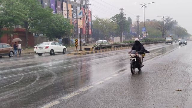 Haryana Weather: हरियाणा में बढ़ा तापमान, वर्षा का यलो अलर्ट; बारिश में छज्जा गिरने से महिला की मौत
