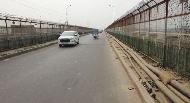 गोरखपुर में राप्ती पुल के पास धंसी सड़क, पीडब्लूडी ने की बैरिकेडिंग
