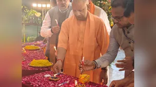रविदास घाट पर दीप जलाते मुख्यमंत्री योगी आदित्यनाथ