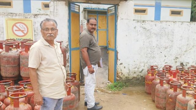 श्रावस्ती में गैस एजेंसी पर छापा, 1143 भरे सिलेंडर कम मिले, कालाबाजारी का खुलासा