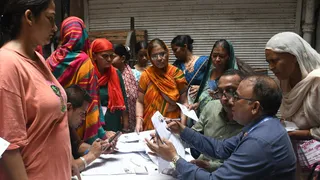 सदर बाजार स्थित गली बरना में शिविर लगाकर एसआइआर के फार्म जमा करते व भरते बीएलओ। जागरण