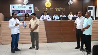लघु सचिवालय में आयोजित कार्यक्रम में एईआरओ, सुपरवाइजर व बीएलओ को पोस्ट एसआइआर गतिविधियों का प्रशिक्षण देते हुए। सौ. डीआइपीआरओ