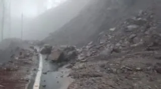 केदारनाथ पैदल मार्ग पर भारी मात्रा में मलबा और बोल्डर।