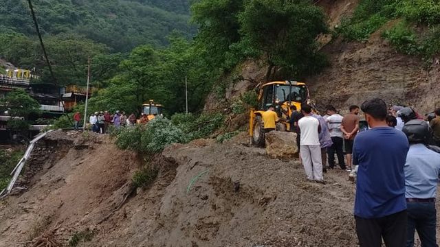 चारधाम यात्रा: भारी बारिश के बाद 32 घंटे बाद खुला यमुनोत्री हाईवे फिर से बंद, दोनों ओर फंसे वाहन
