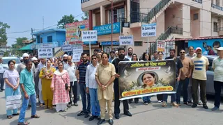 सुंदरनगर में आशिमा मौत मामले में प्रदर्शन करते लोग। जागरण