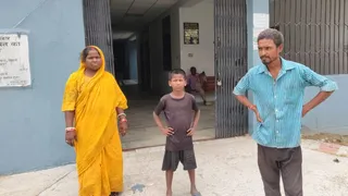 पिता का साया भी उठ जाने से तीनों मासूम बच्चों के सामने पालन-पोषण का गंभीर संकट खड़ा हो गया है।