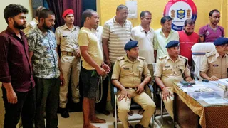 पुलिस पदाधिकारी ने बदमाशों के बारे में जानकारी दी।