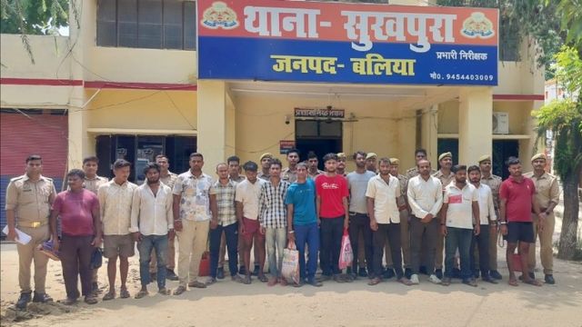 सुखपुरा पुलिस ने 15 गो तस्करों को किया गिरफ्तार, पुलिस ने 14 पिकअप व 13 गोवंश किया बरामद
