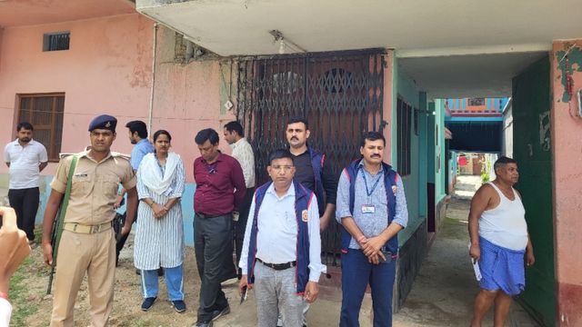 बांका में EOU की रेड: इंजीनियर के घर 5 घंटे तक चला सर्च ऑपरेशन, घर में मिले सिर्फ चाचा
