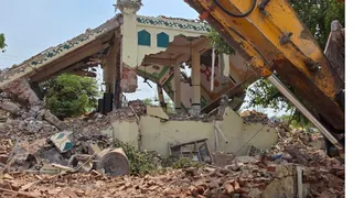 नोएडा प्राधिकरण ने कोंडली बांगर और झट्टा गांवों में अतिक्रमण के खिलाफ बड़ी कार्रवाई की।