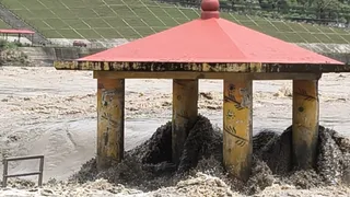 अलकेश्वर घाट पूरी तरह जलमग्न। जागरण