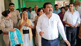 पुत्रवधू पर जमीन पर कब्जा करने के विरोध में डीजल छिड़ककर आत्महत्या करने पर समझाते एसडीएम सदानंद सरोज